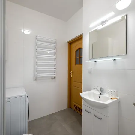 Apartment Metro Stoklosy Homely By Bookinghost